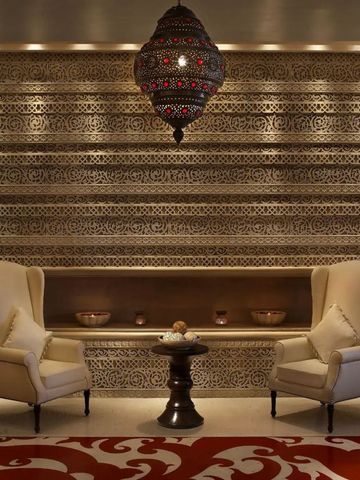 Gemütliche Lounge mit stilvoller Dekoration und eleganten Sitzmöglichkeiten.