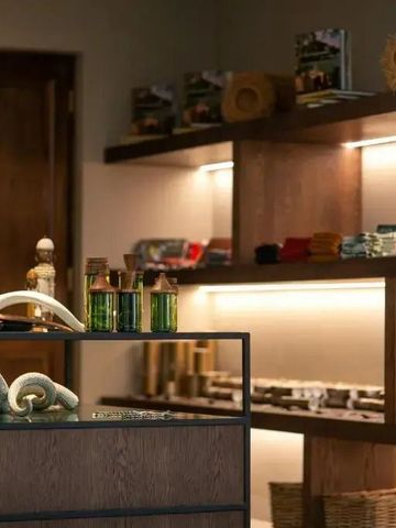 Eleganter Geschenk- und Souvenirladen mit exklusiven Produkten