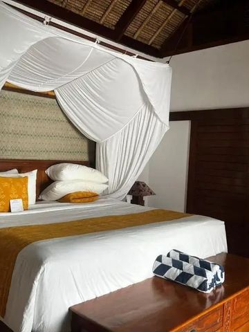 Gemütliches Zimmer mit Himmelbett und warmen Farbakzenten.