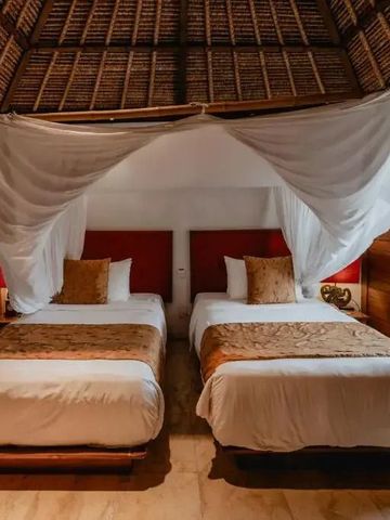 Gemütliches Doppelzimmer mit traditionellem Strohdach und heller Einrichtung