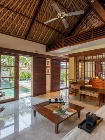 Luxuriöses Zimmer mit direktem Poolzugang und moderner Einrichtung