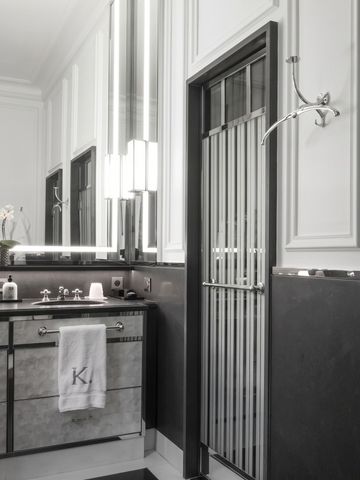 Modernes Badezimmer mit luxuriösen Armaturen und stilvoller Beleuchtung