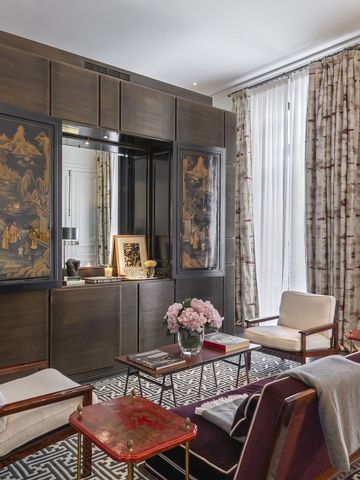 Elegantes Wohnzimmer mit kunstvoller Dekoration und gemütlicher Atmosphäre