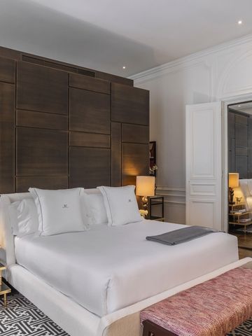 Elegantes Schlafzimmer mit Kingsize-Bett und edlem Interieur im J.K. Place Paris