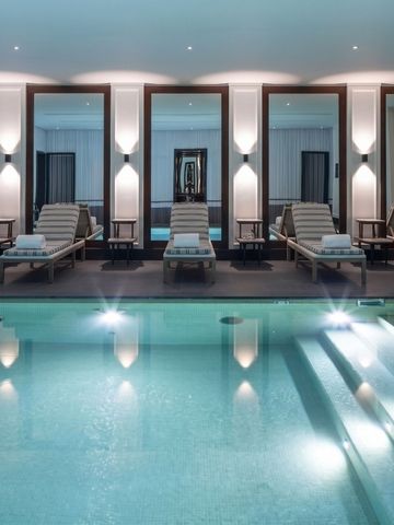 Luxuriöser Innenpool mit Liegen im eleganten Ambiente
