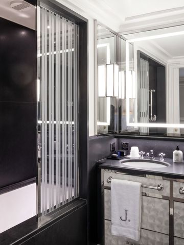 Luxuriöses Badezimmer mit Doppelwaschbecken und eleganter Ausstattung