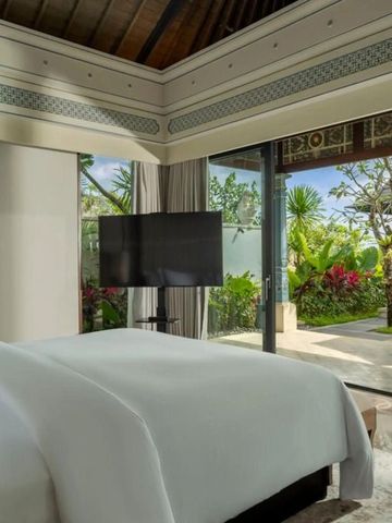 Schlafzimmer in einer Villa mit Gartenblick und großer Fensterfront