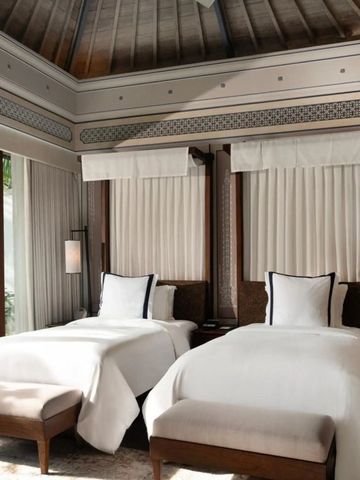 Elegantes Zimmer im Jumeirah Bali mit hohen Decken und zwei Einzelbetten