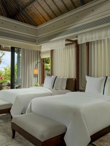 Helles Zimmer im Jumeirah Bali mit zwei Einzelbetten und Blick in den Garten