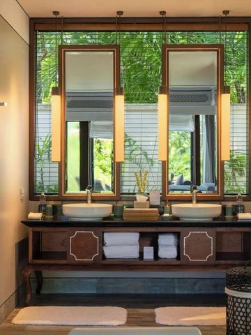 Modernes Badezimmer mit Doppelwaschbecken und großer Spiegelwand
