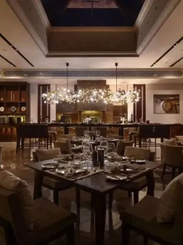 Elegantes Restaurant mit einladendem Ambiente und kunstvollen Leuchten