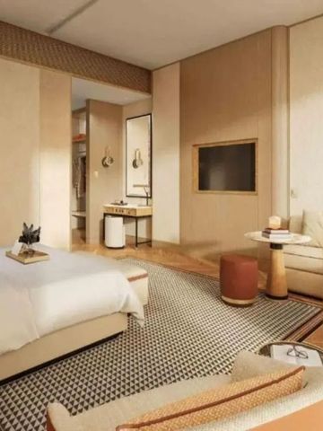 Komfortables Zimmer mit eleganten Holzakzenten und moderner Einrichtung.