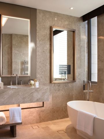 Modernes, elegantes Badezimmer mit freistehender Badewanne.