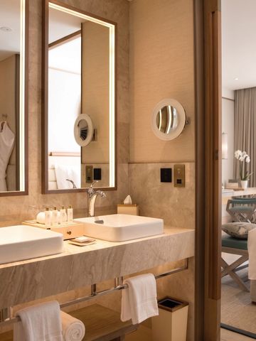 Elegante Waschbecken im Zimmer mit modernen Armaturen.