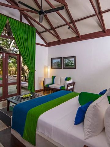 Schönes Hotelzimmer mit leuchtenden Farben und Ausblick