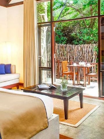 Suite mit Sitzbereich und Zugang zu einer privaten Terrasse