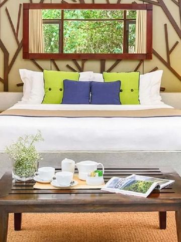 Elegantes Hotelzimmer mit natürlichem Dekor und Komfort