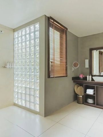 Geräumiges Badezimmer mit moderner Dusche und Waschbereich