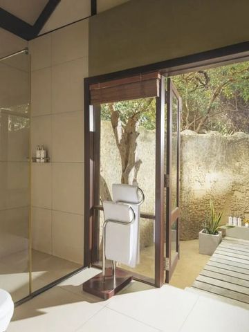 Modernes Badezimmer mit Zugang zum Außenduschenbereich