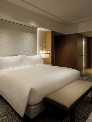 Luxuriöses Hotelzimmer mit großem Bett, edler Beleuchtung und elegantem Design