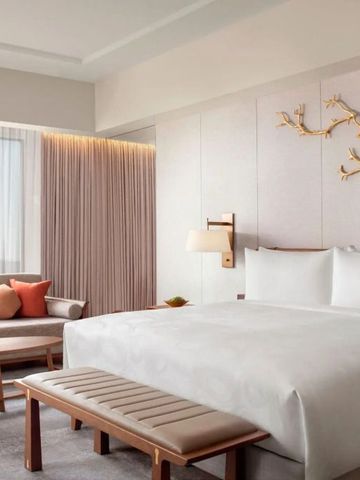 Hotelzimmer mit stilvollen Akzenten und eleganter Einrichtung
