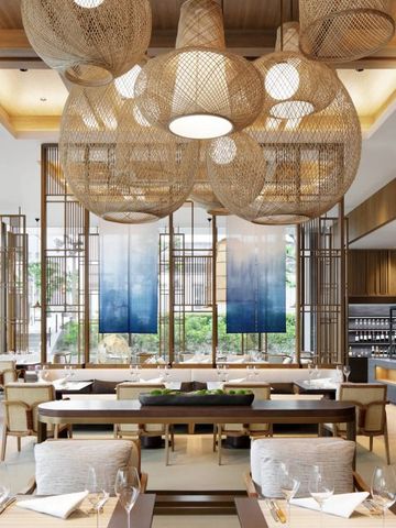 Luxuriöses Restaurant mit stilvoller Inneneinrichtung und großen Fenstern