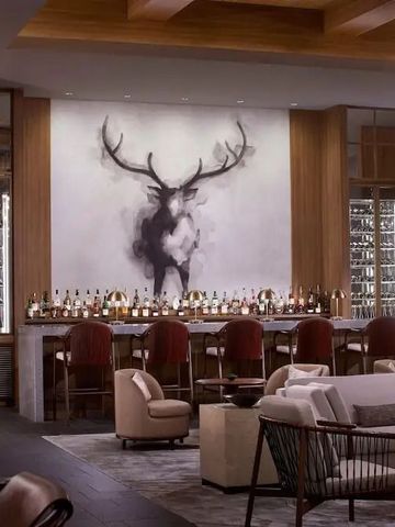 Stilvolle Hotelbar mit modernen Dekorationselementen und gemütlichem Ambiente