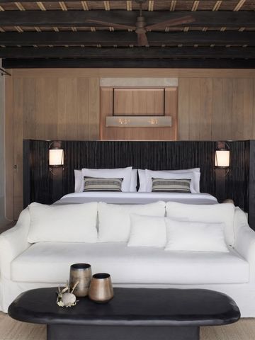 Elegantes Schlafzimmer mit modernen Holzakzenten im Hotel Kalesma Mykonos