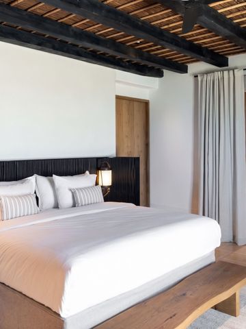 Modernes Schlafzimmer mit stilvollem Interieur im Kalesma Mykonos