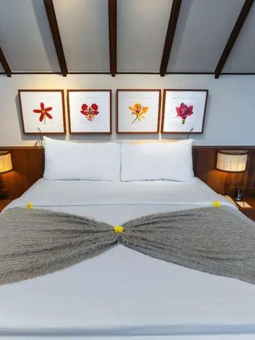 Geschmackvoll eingerichtetes Schlafzimmer mit Kunst an der Wand