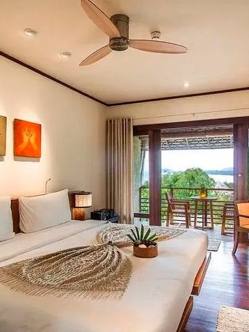 Modernes Zimmer mit Doppelbett und Balkon mit Meerblick