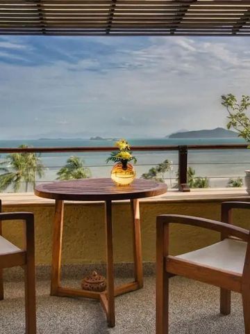 Balkon mit Blick auf tropischen Strand und Meer.