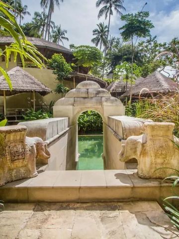 Eingang mit Brücke und tropischer Vegetation im Kamalaya Koh Samui.