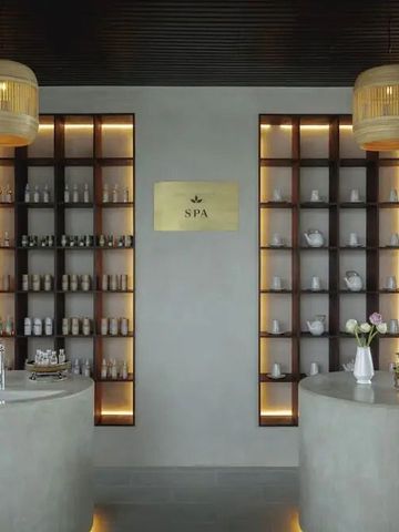 Eleganter Spa-Bereich mit modernen Leuchten und Regalen