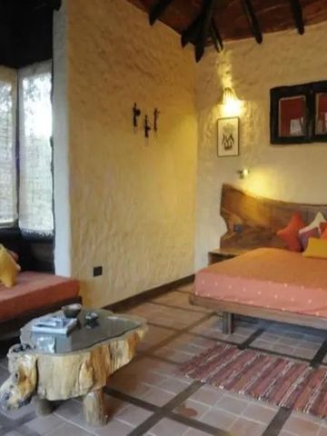 Gemütliches Zimmer mit Holzmöbeln und traditionellen Dekorelementen