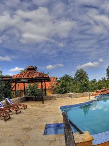 Infinity-Pool mit Liegestühlen und bewölktem Himmel