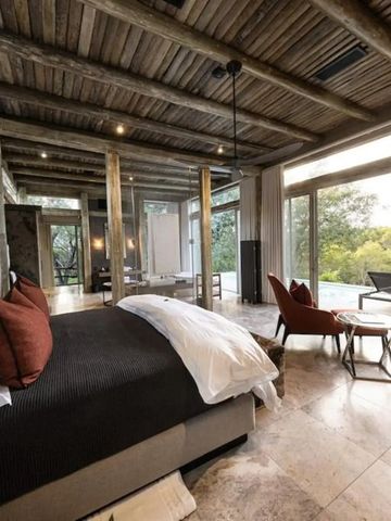 Geräumiges Schlafzimmer mit Terrassenblick und luxuriöser Ausstattung