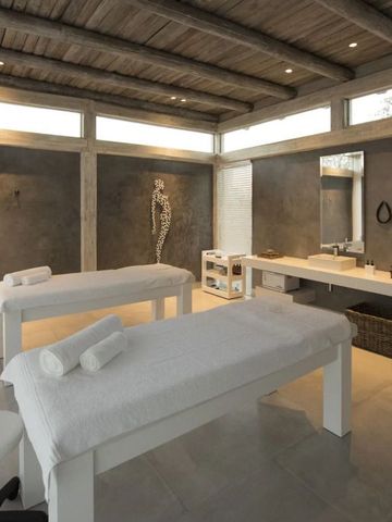 Spa-Raum mit zwei Behandlungsliegen aus Holz und hellem Ambiente