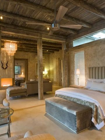 Luxuriöses Zimmer mit Loungebereich und warmem Licht