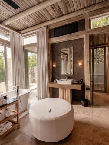 Luxuriöses Badezimmer mit freistehender Badewanne und großer Fensterfront