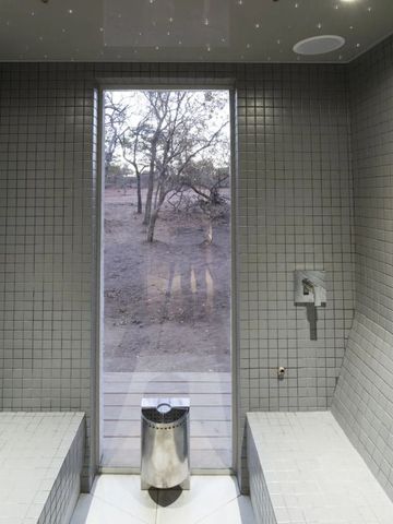 Moderner Wellnessbereich mit Dampfraum und Ausblick auf die Natur