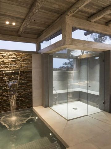 Moderne Dusche und Indoor-Wasserfall in einem stilvollen Wellnessbereich
