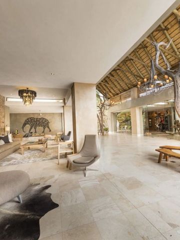 Elegante Lobby mit hoher Decke und stilvollem Dekor
