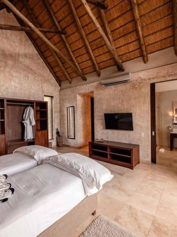 Großzügiges Schlafzimmer mit Ensuite-Badezimmer und Holzdekor
