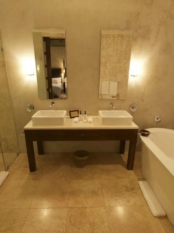 Helles Badezimmer mit Doppelwaschbecken und eleganter Ausstattung