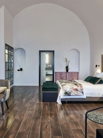 Großzügiges Hotelzimmer mit Holzboden und offener Gestaltung