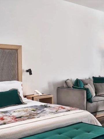Elegantes Hotelzimmer mit modernem Dekor und gemütlicher Sitzecke