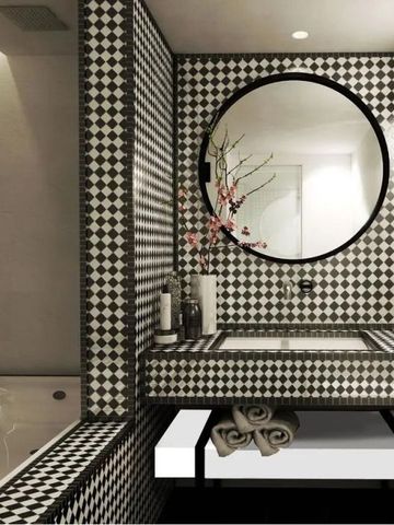 Modernes Badezimmer mit luxuriösen Fliesen und elegantem Spiegel