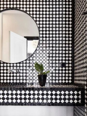 Badezimmer mit raffinierter Fliesenarbeit und stilvollem Waschbecken