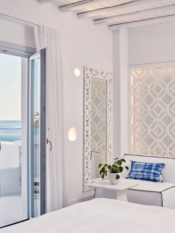 Hotelzimmer mit Meerblick und stilvoller Dekoration
